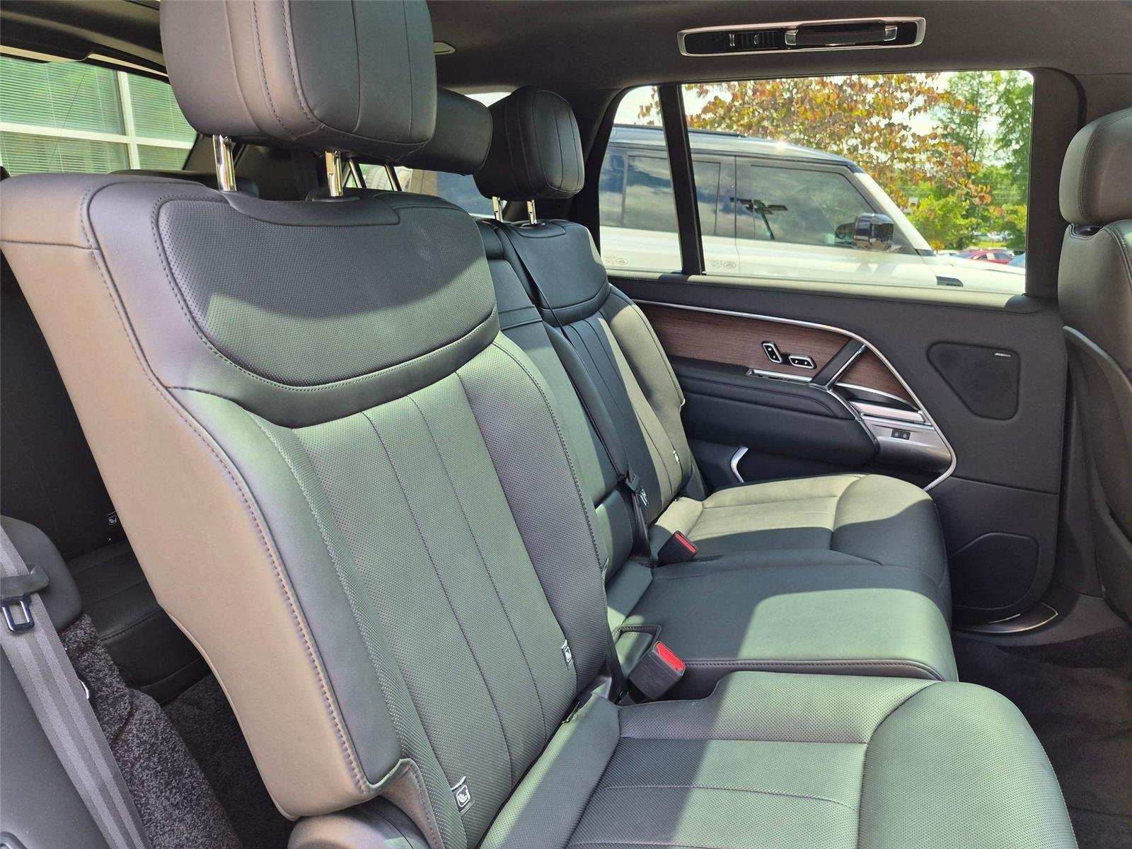 Used 2025 Fuji White Land Rover SE image 29