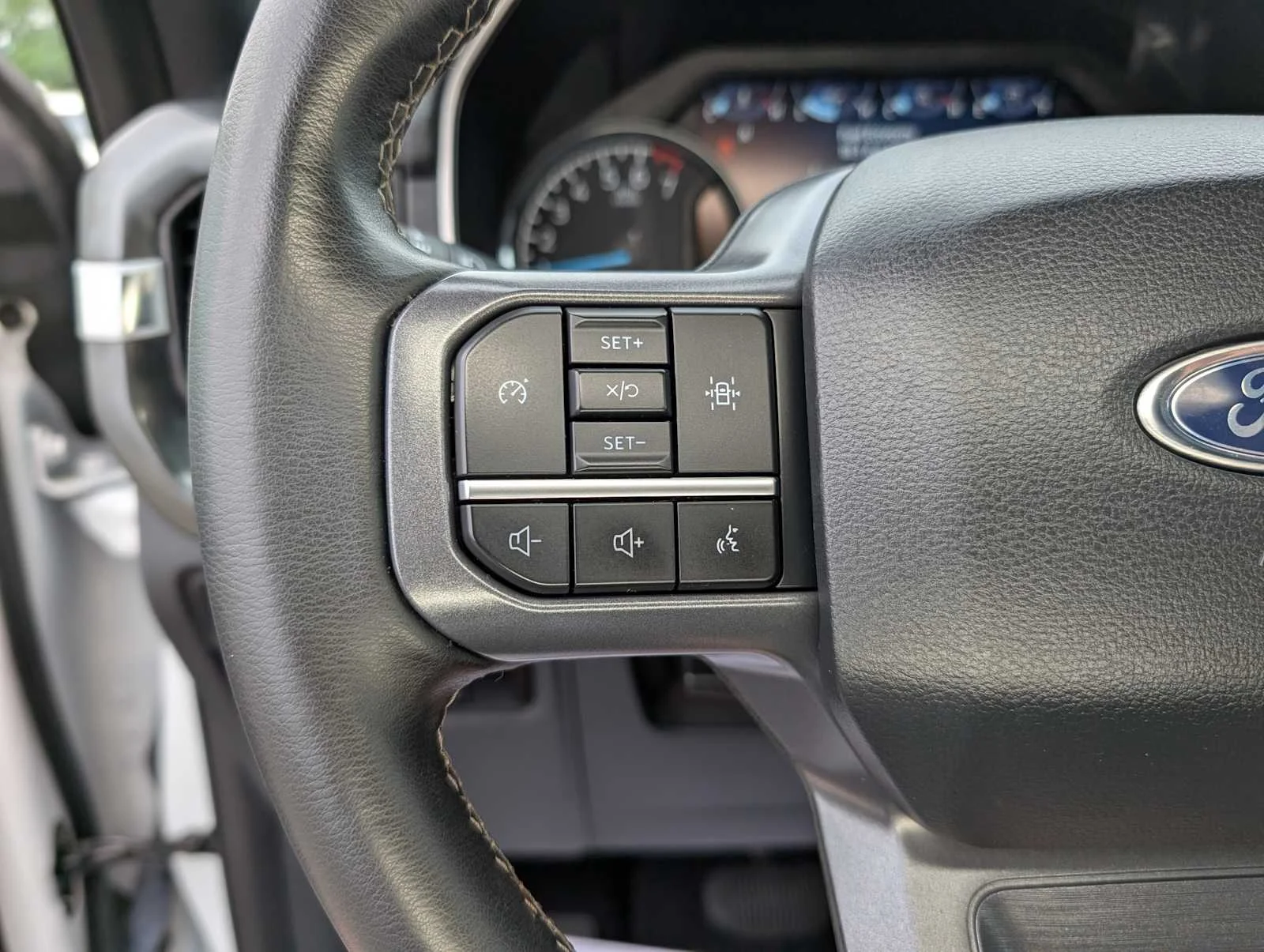 Used 2023 Oxford White Ford XLT image 38