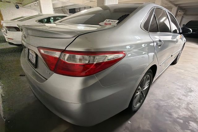 2015 Toyota Camry SE photo 2