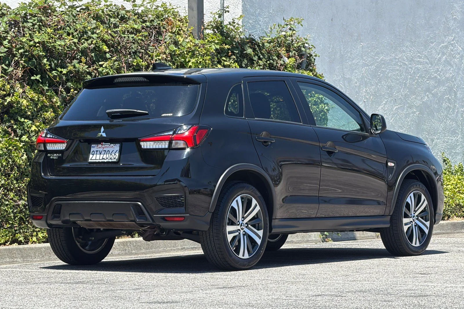 Used 2025 Black Mitsubishi 2.0 ES image 5
