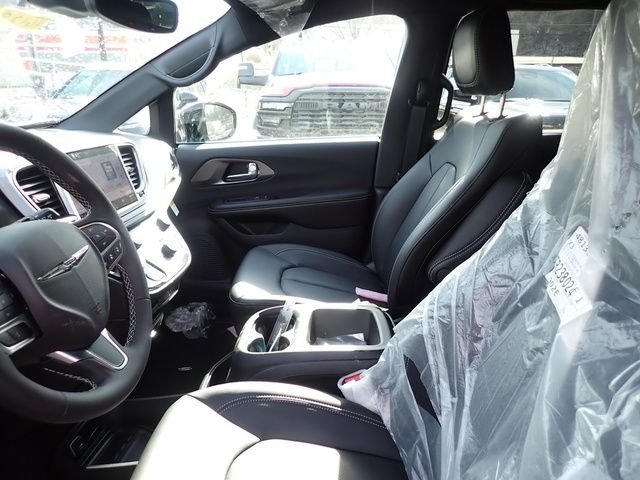New 2026 Diamond Black Crystal Pearl-Coat Exterior Paint Chrysler Select image 12
