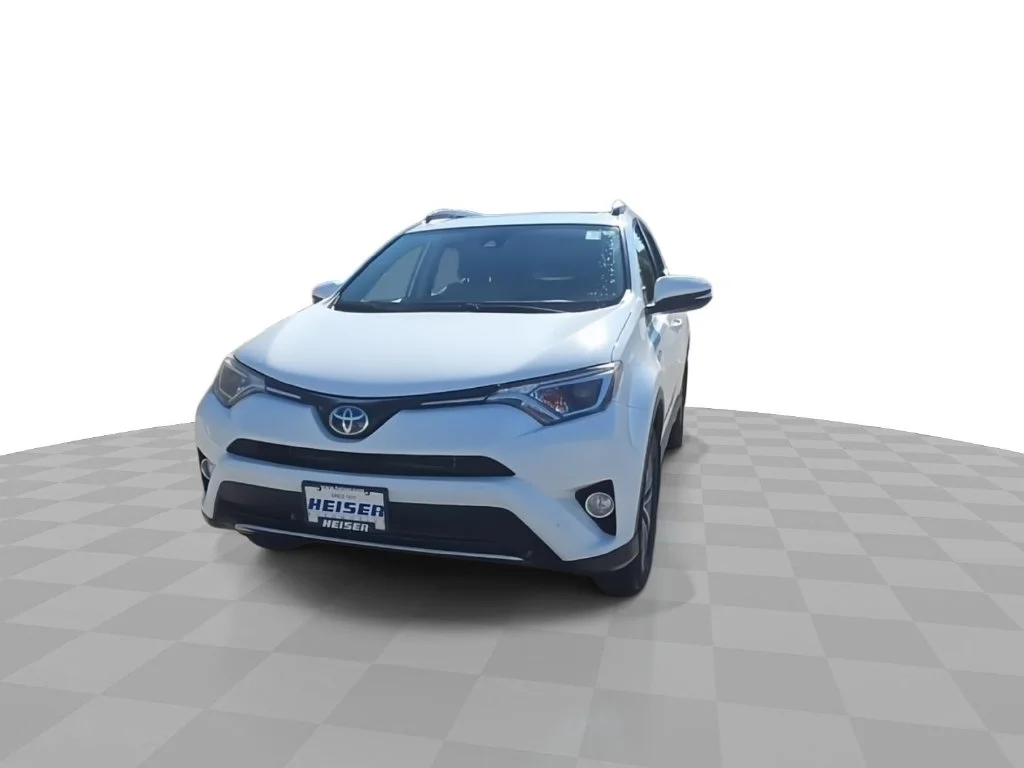 Used 2018 White Toyota XLE image 3