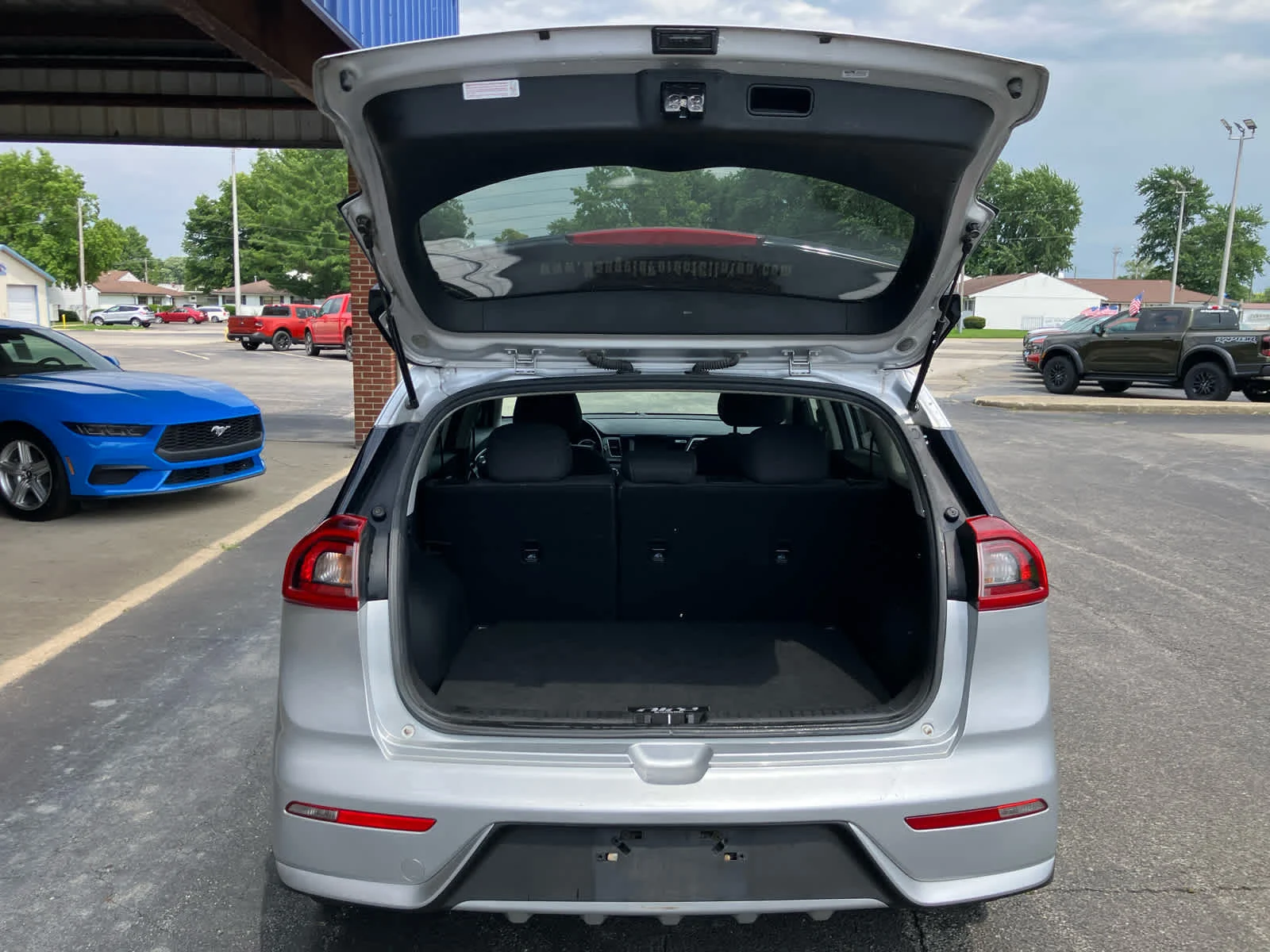 Used 2018 Silky Silver Kia LX image 16