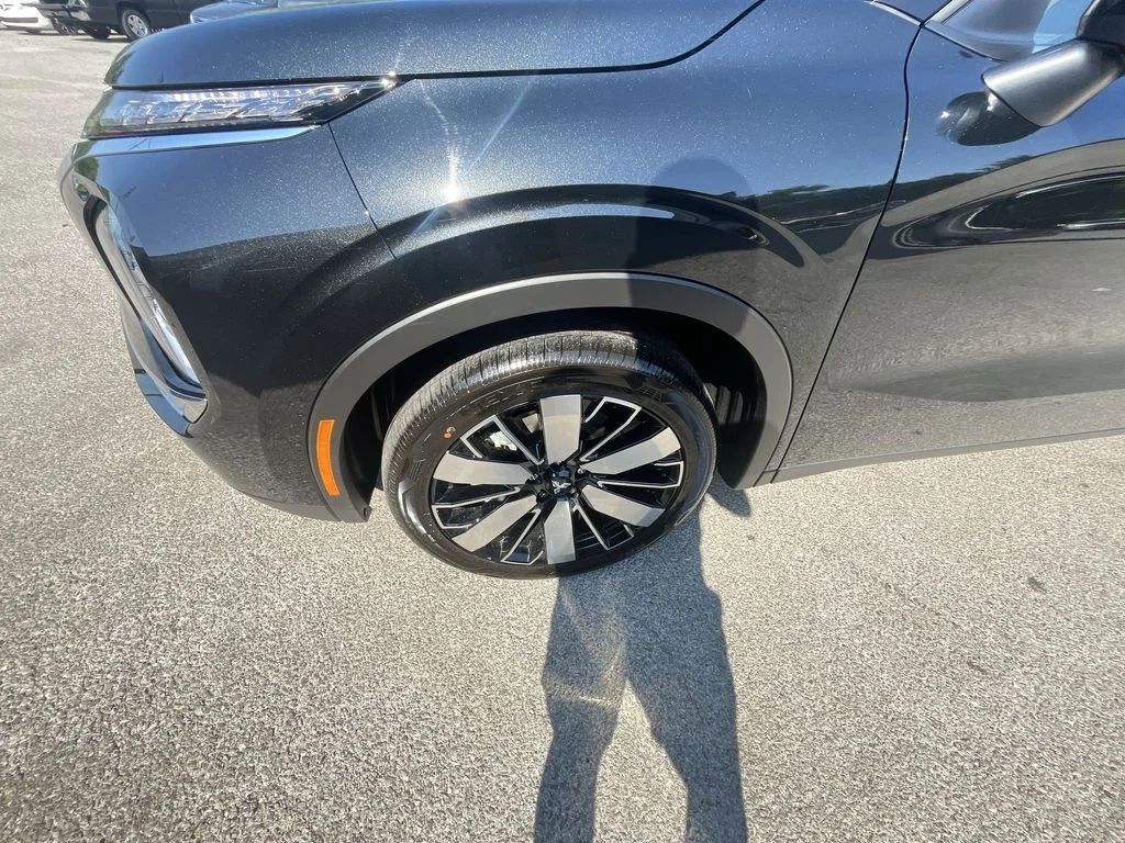 Used 2025 Black Mitsubishi SE image 10