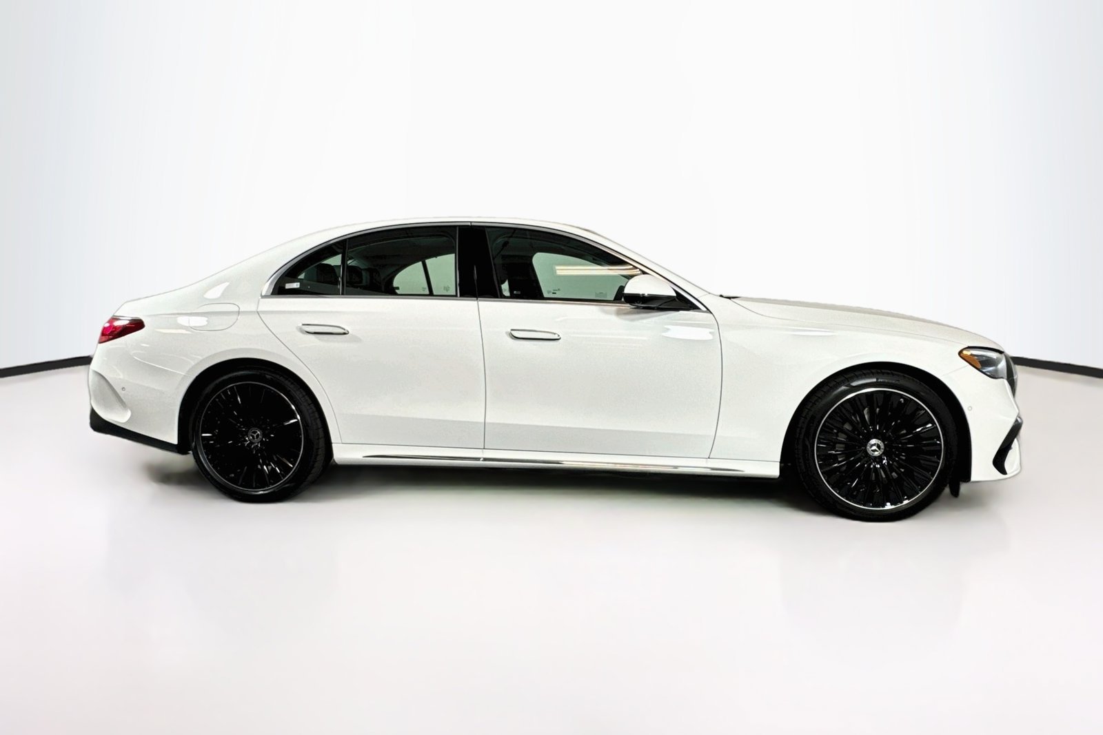 New 2027 Polar White Mercedes-Benz E 350 image 4