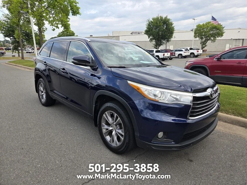Used 2015 BLUE TOYOTA AWD 4DR V6 XLE image 2