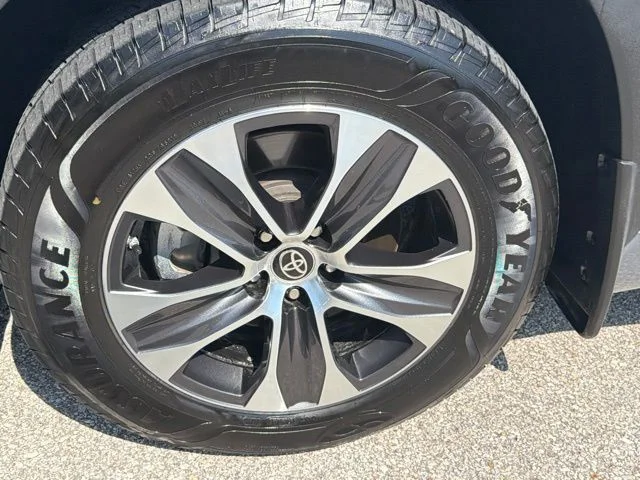 Used 2021  Toyota XLE image 11