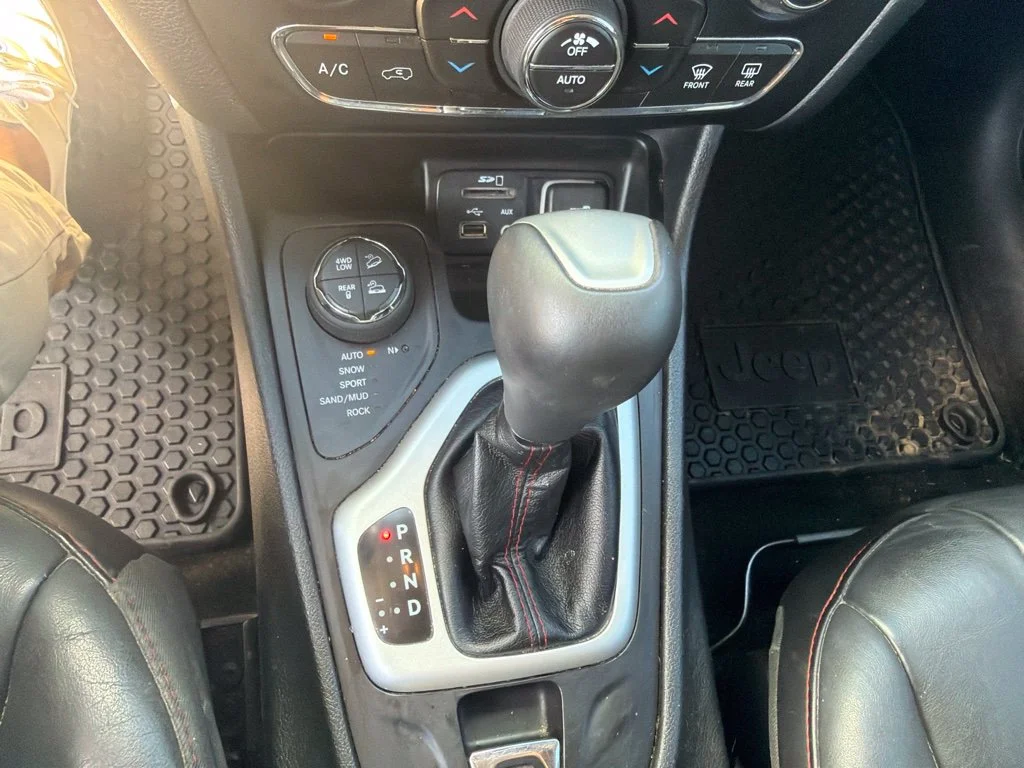Used 2015 Gray Jeep Trailhawk image 17