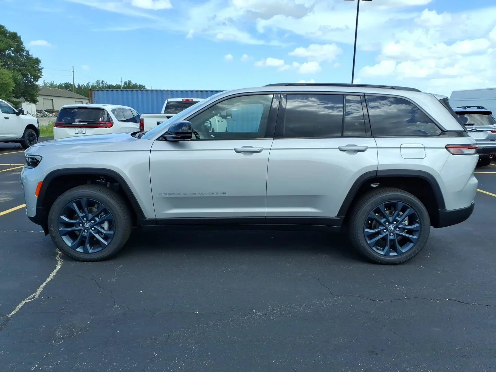 New 2026 Silver Zynith Exterior Paint Jeep  image 3