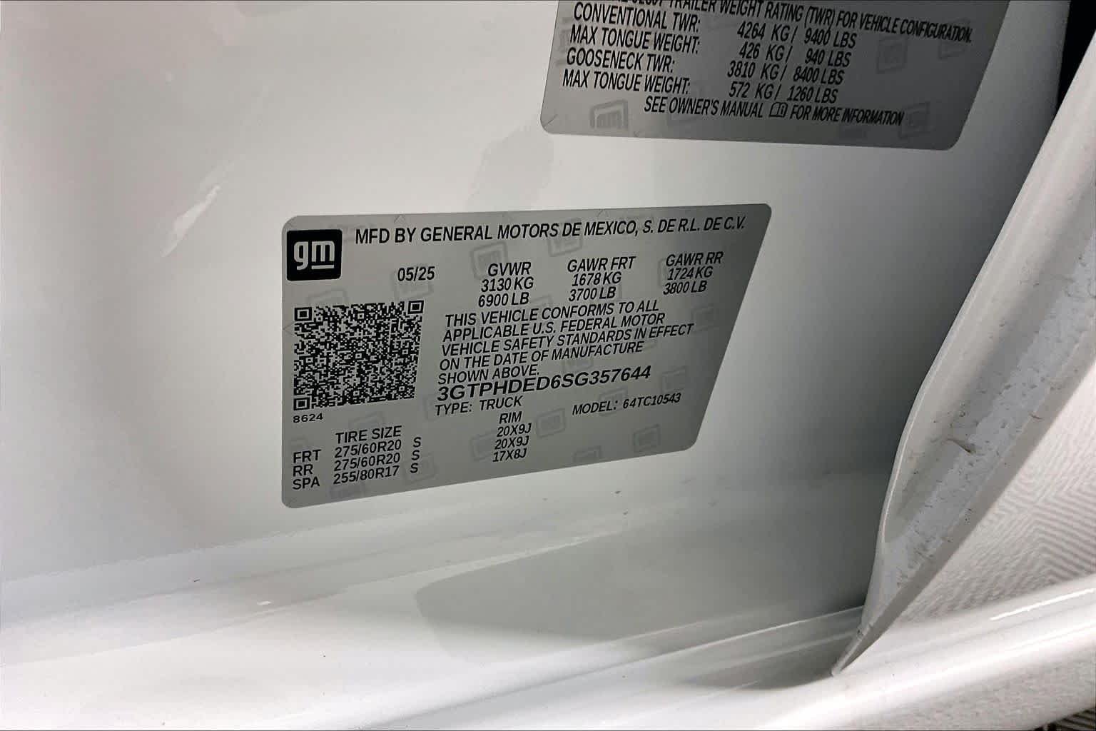 Used 2025 Summit White GMC SLT image 35