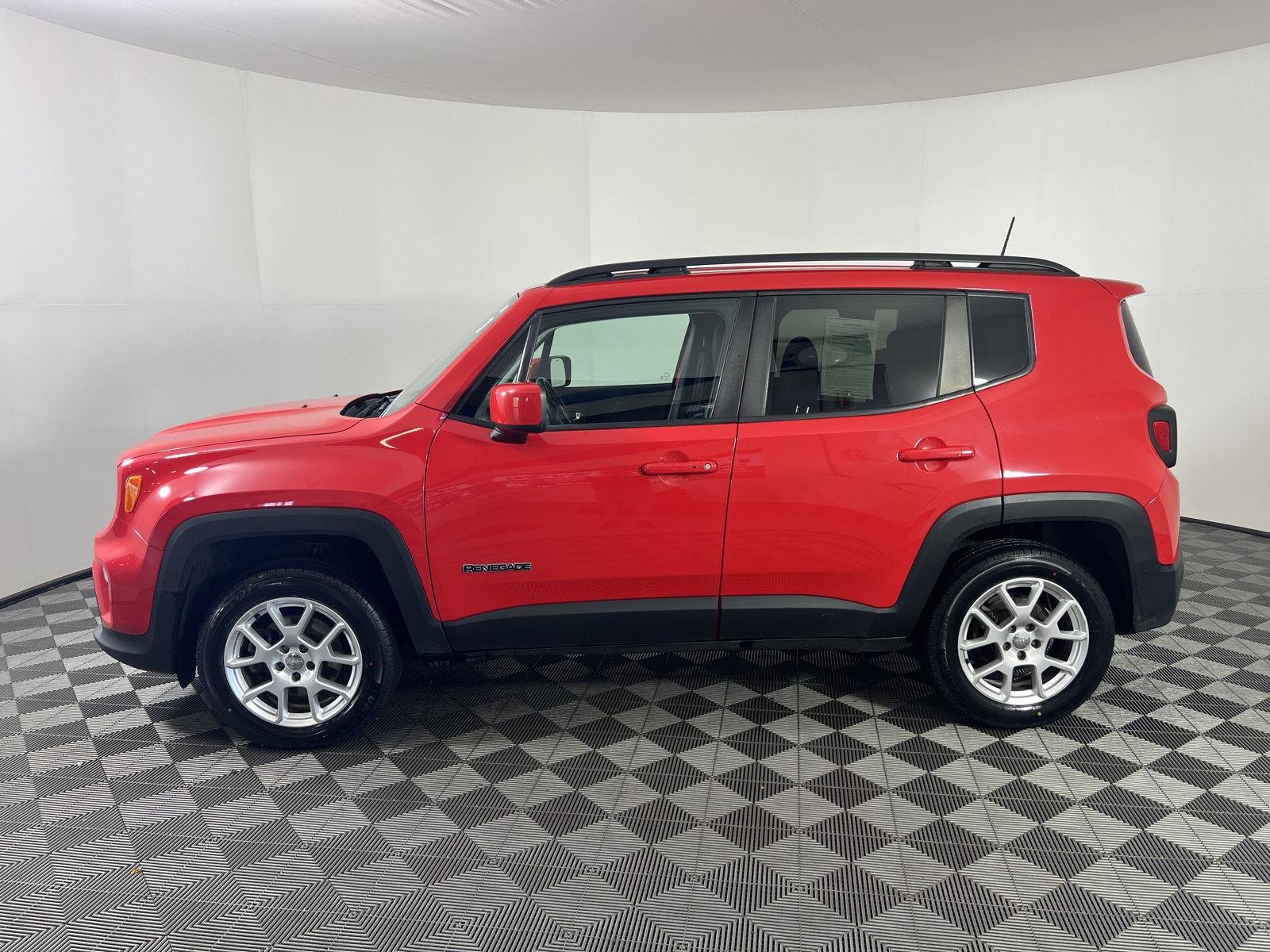 Used 2020 Colorado Red Clearcoat Jeep Latitude image 24