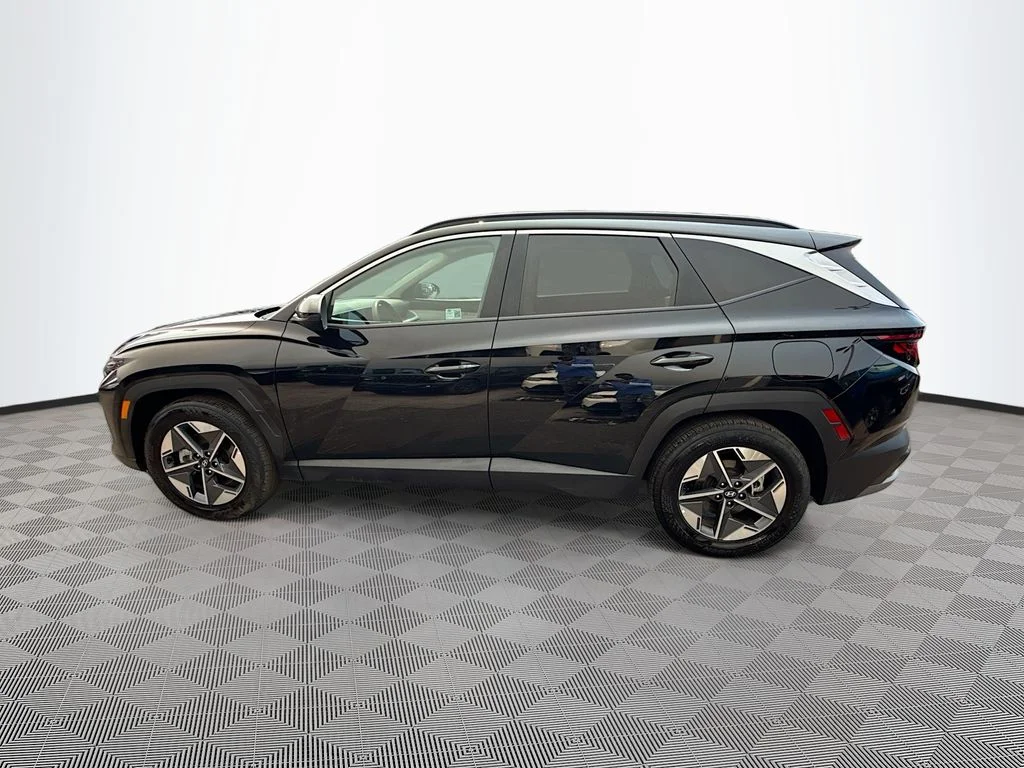 Used 2025 Black Hyundai SEL image 9