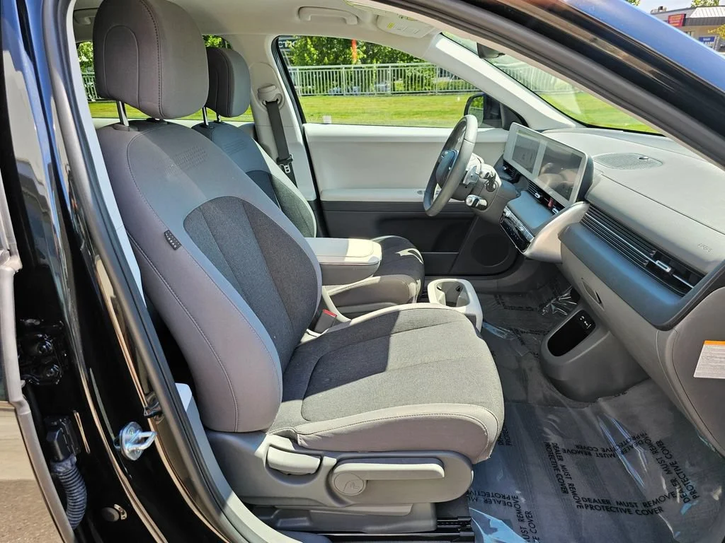 Used 2022  Hyundai SE image 11