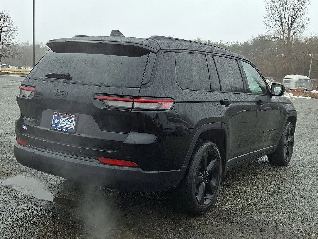 Used 2023 Diamond Black Crystal Pearlcoat Jeep Altitude image 11