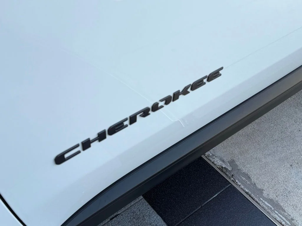 New 2026 Bright White Clear-Coat Exterior Paint Jeep Laredo image 30