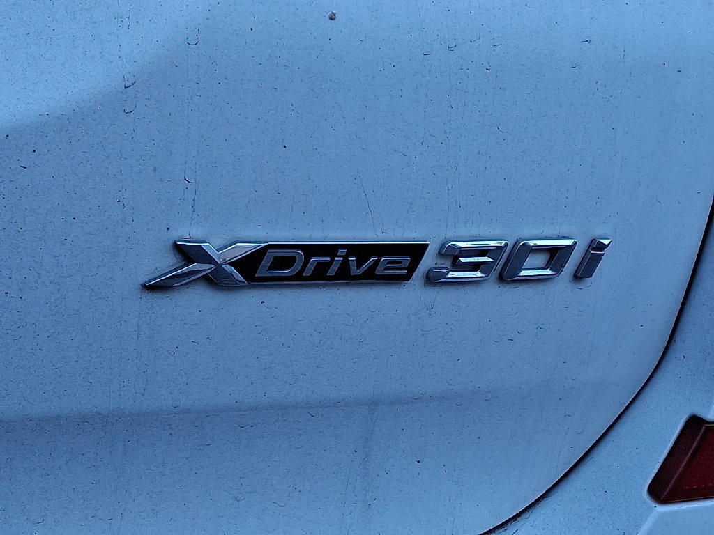 Used 2020 White BMW xDrive30i image 9