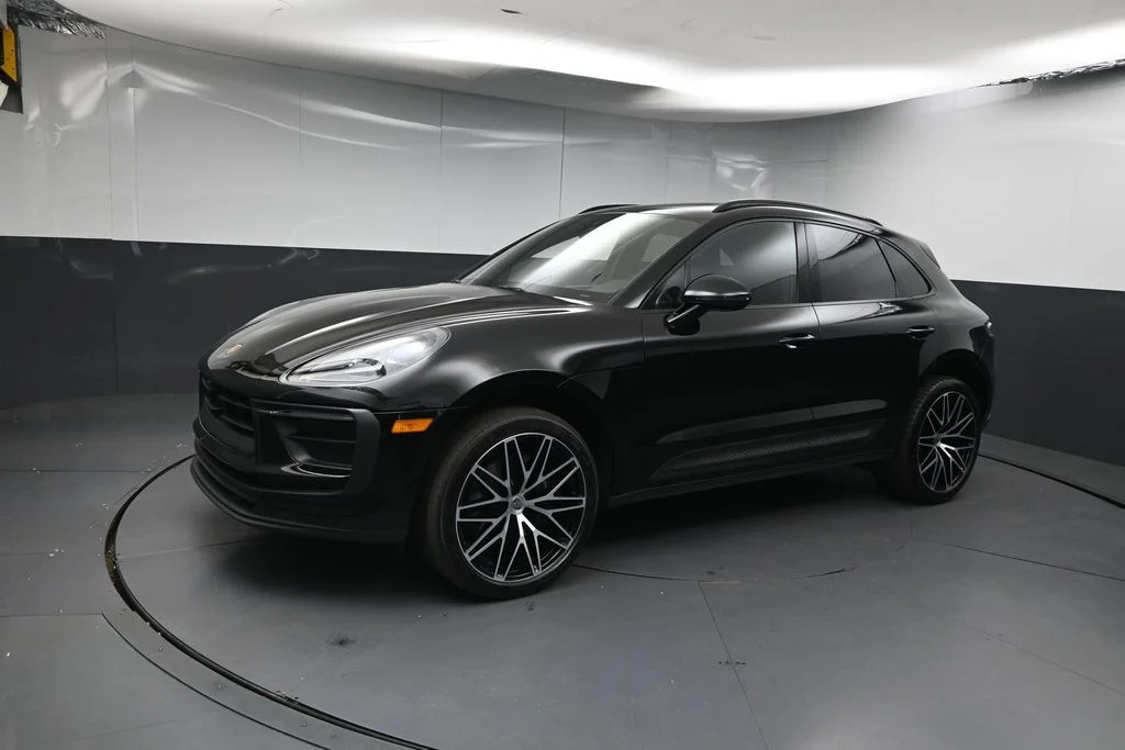 2022 Porsche Macan -'s photo