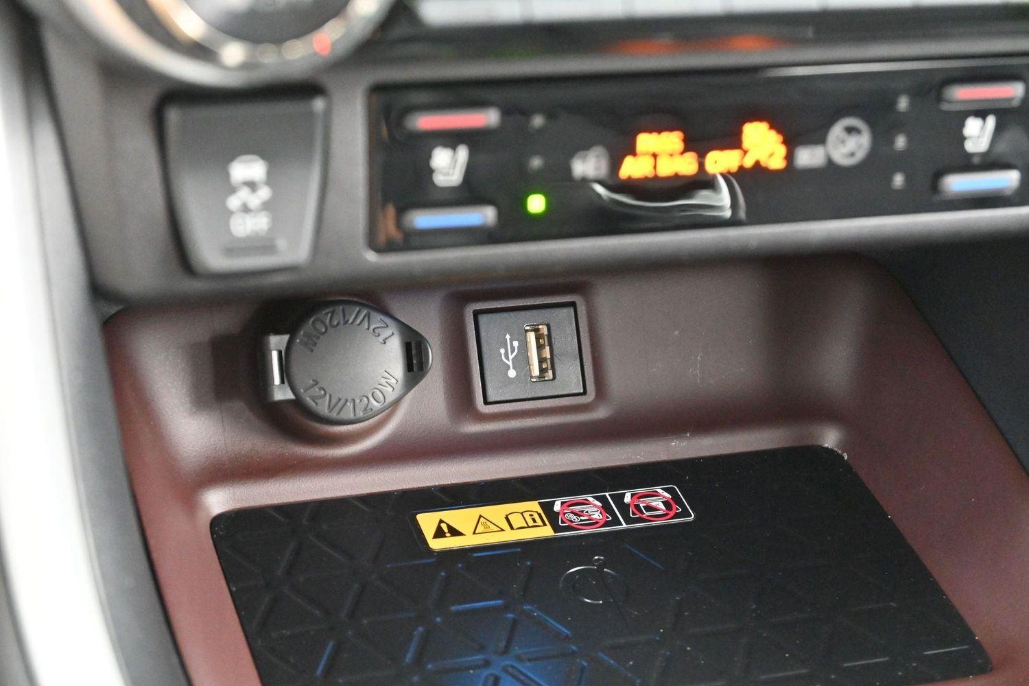 Used 2025 Wind Chill Pearl Toyota Limited image 28