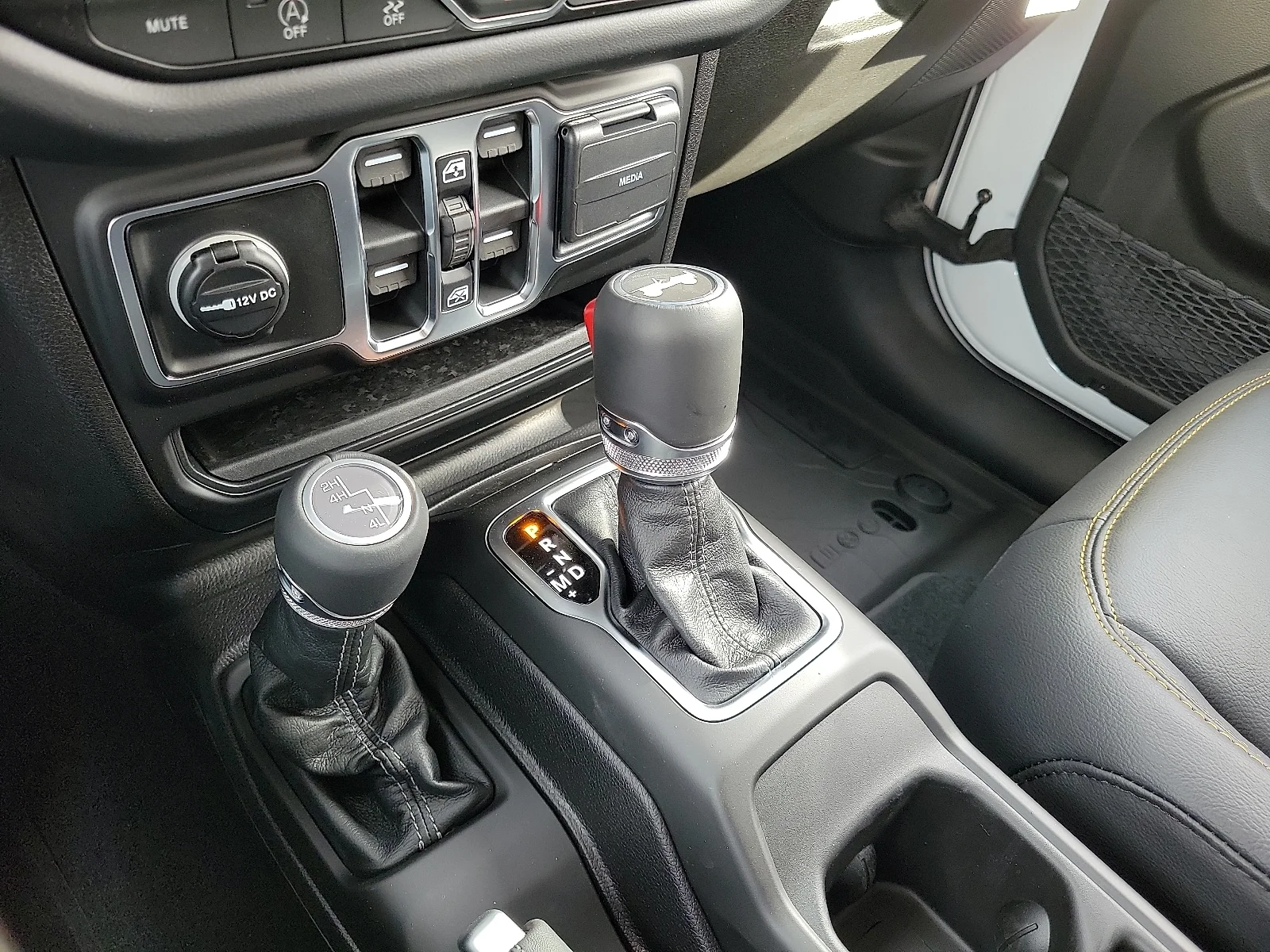 New 2026 PW7 Bright Whit Jeep 4-DOOR SAHARA image 18