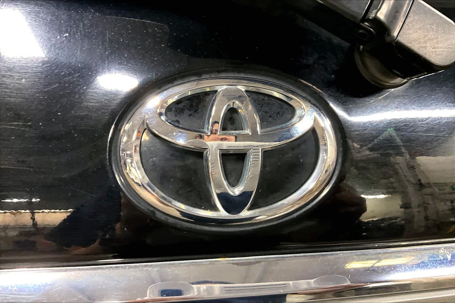 Used 2018 Midnight Black Metallic Toyota Limited image 30