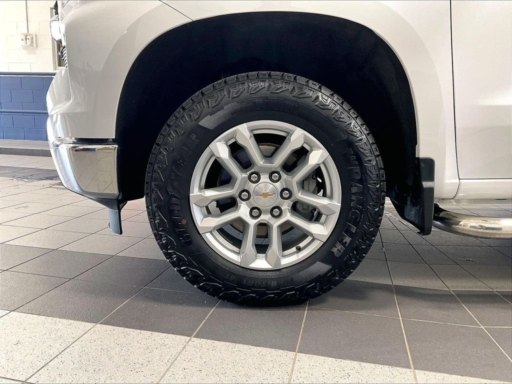 Used 2025 Summit White Chevrolet LT image 7