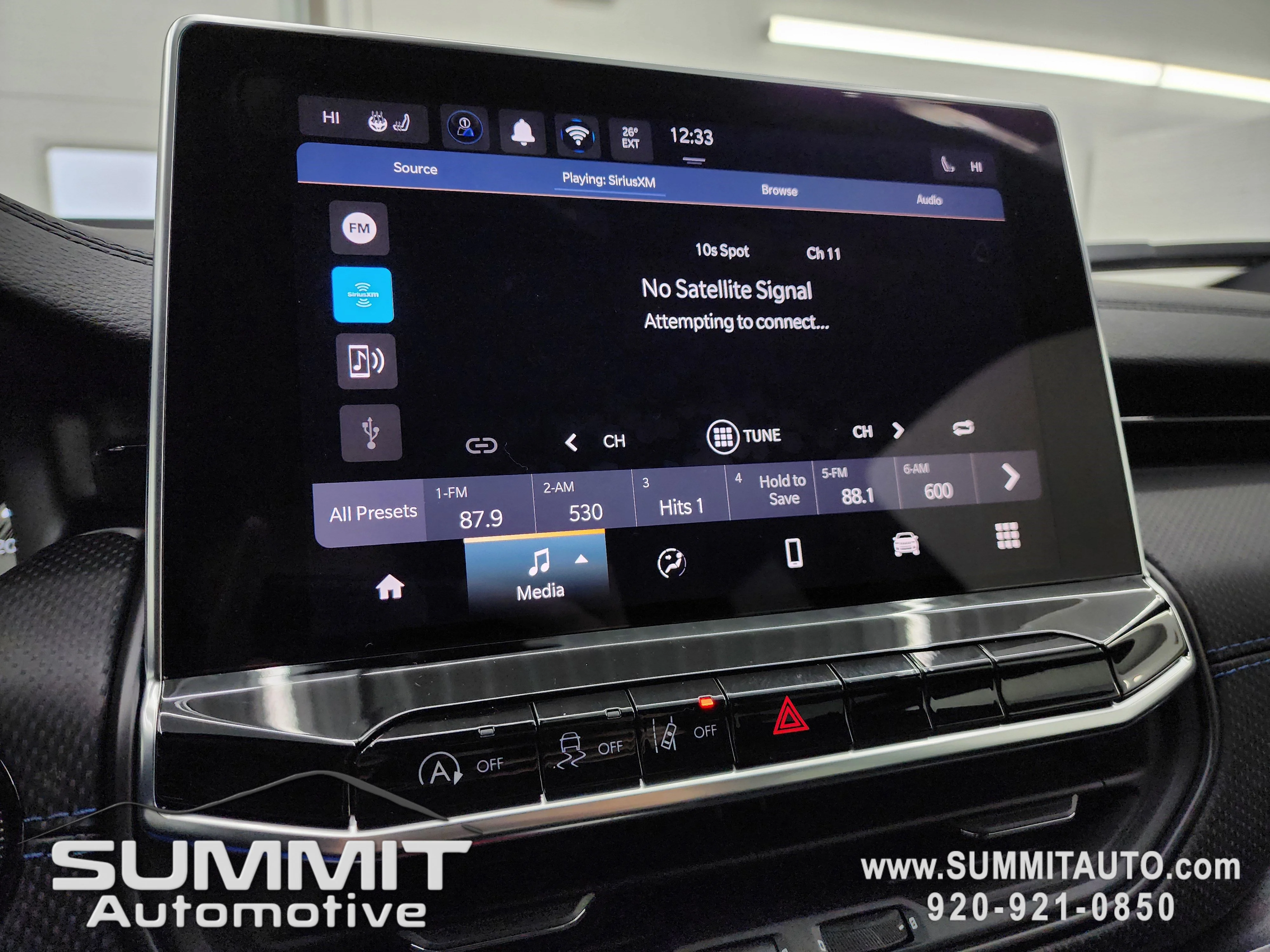New 2026 Diamond Black Crystal Pearl-Coat Exterior Paint Jeep Latitude image 46