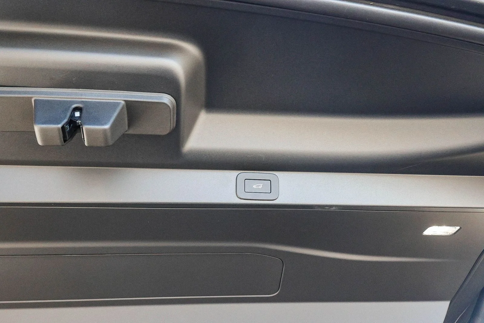 New 2026 Charente Grey Land Rover SE image 27
