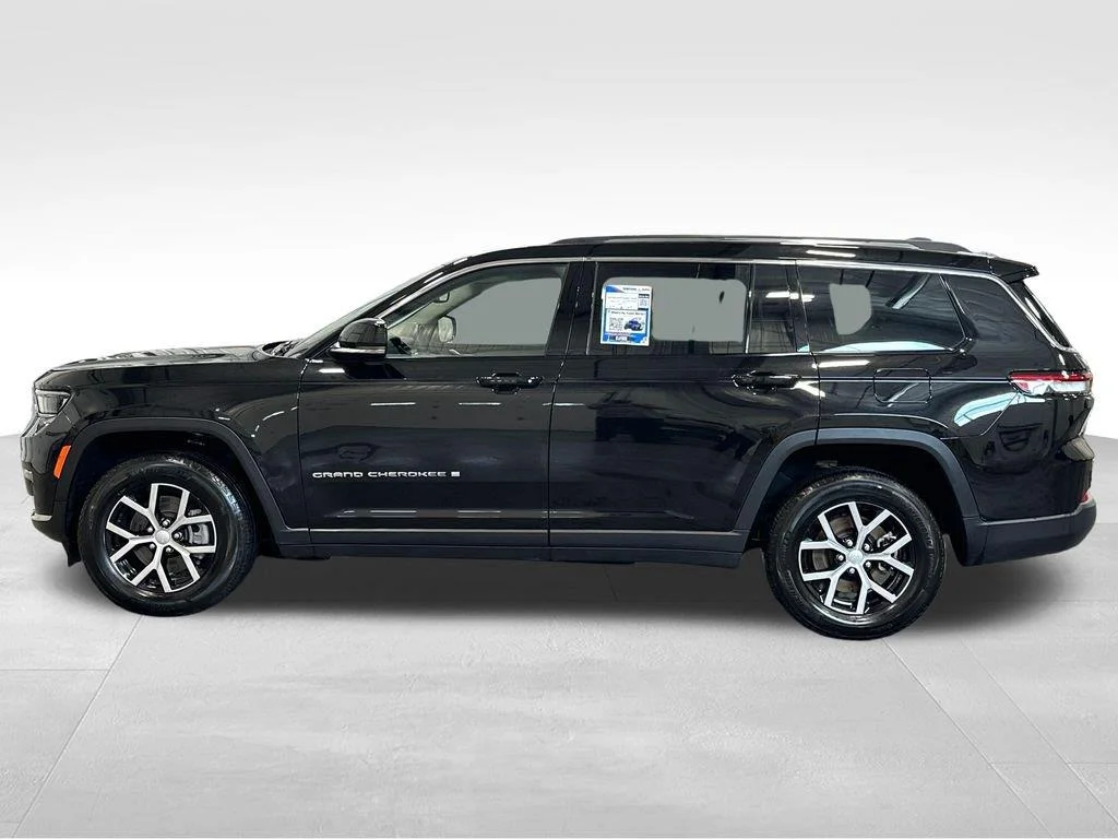Used 2023 Diamond Black Crystal Pearlcoat Jeep Limited image 4