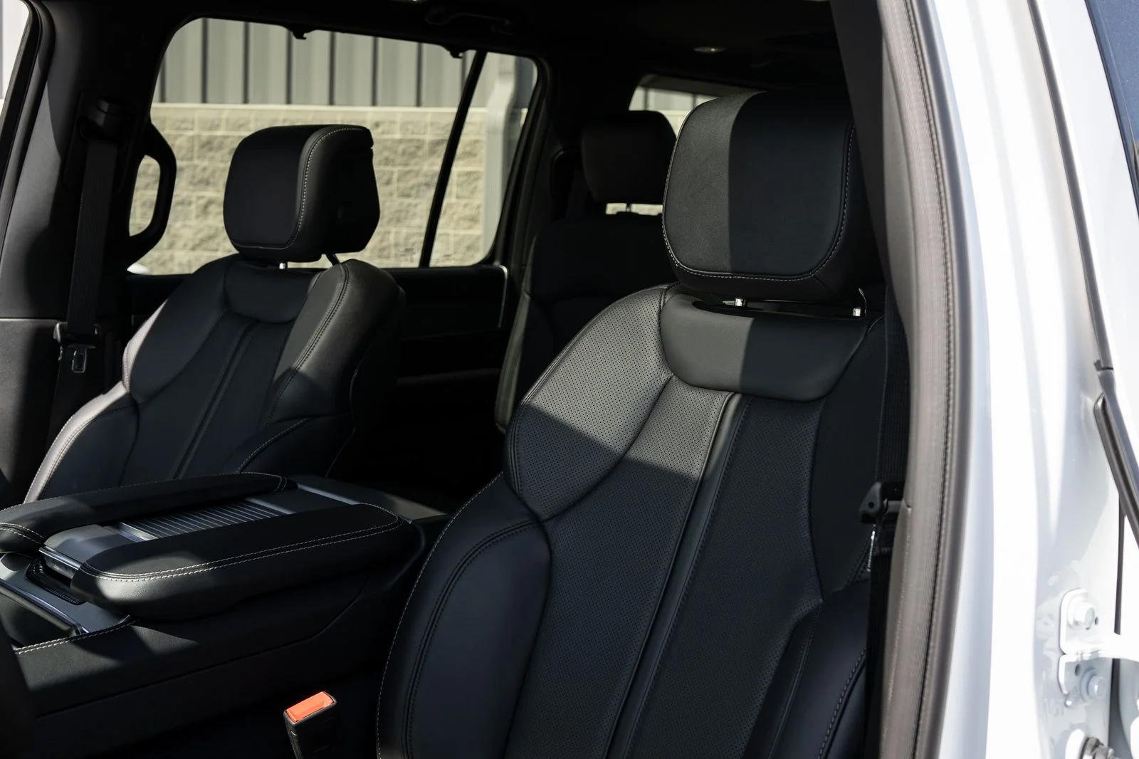 New 2026 Bright White Clear-Coat Exterior Paint Jeep Limited Reserve image 28