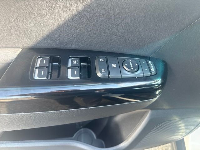 Used 2022 White Kia EX image 10