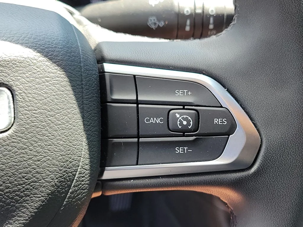 Used 2024 Silver Jeep Latitude image 26