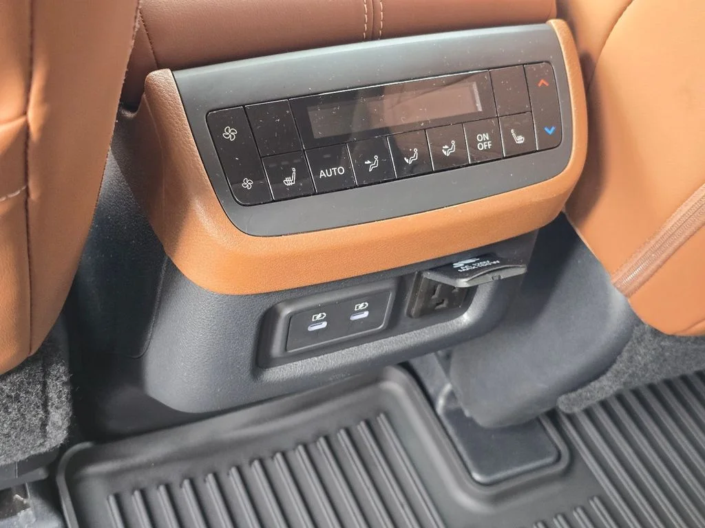 Used 2026 Gray Nissan Platinum image 19