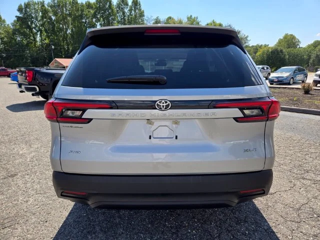 Used 2025 Silver Toyota XLE image 7