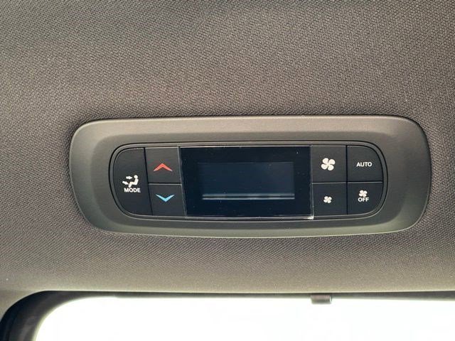 New 2027 Diamond Black Crystal Pearl-Coat Exterior Paint Chrysler Select image 29