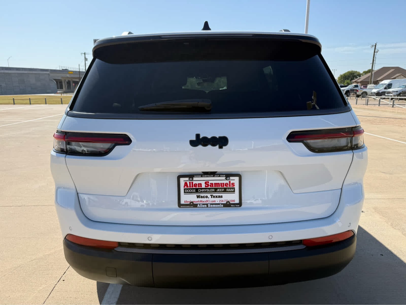 New 2026 Bright White Clear-Coat Exterior Paint Jeep Limited image 7