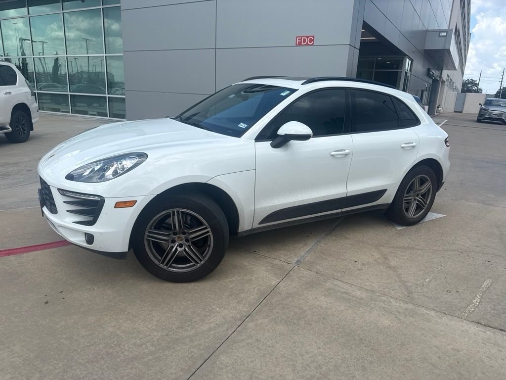 2018 Porsche Macan  AWD photo