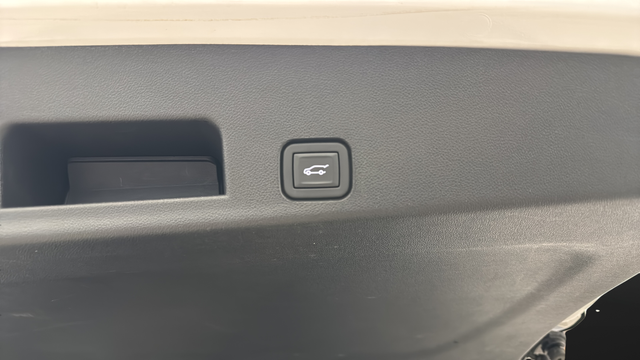 Used 2024 White Frost Tricoat GMC Denali image 30
