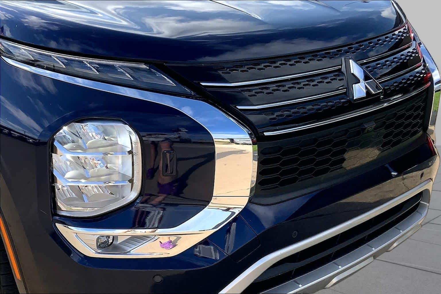 Used 2023 Cosmic Blue Metallic Mitsubishi SE image 29