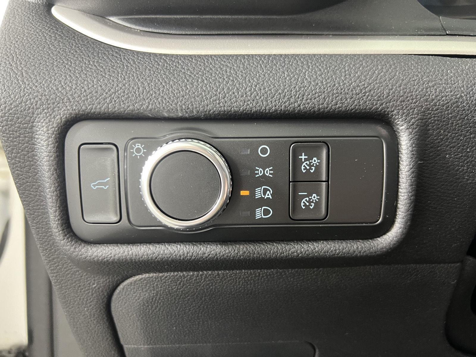 Used 2022 White Metallic Ford XLT image 16