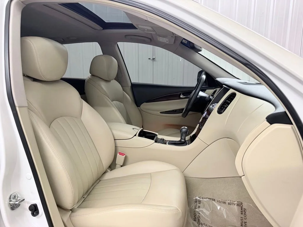 Used 2017 White INFINITI Base image 43
