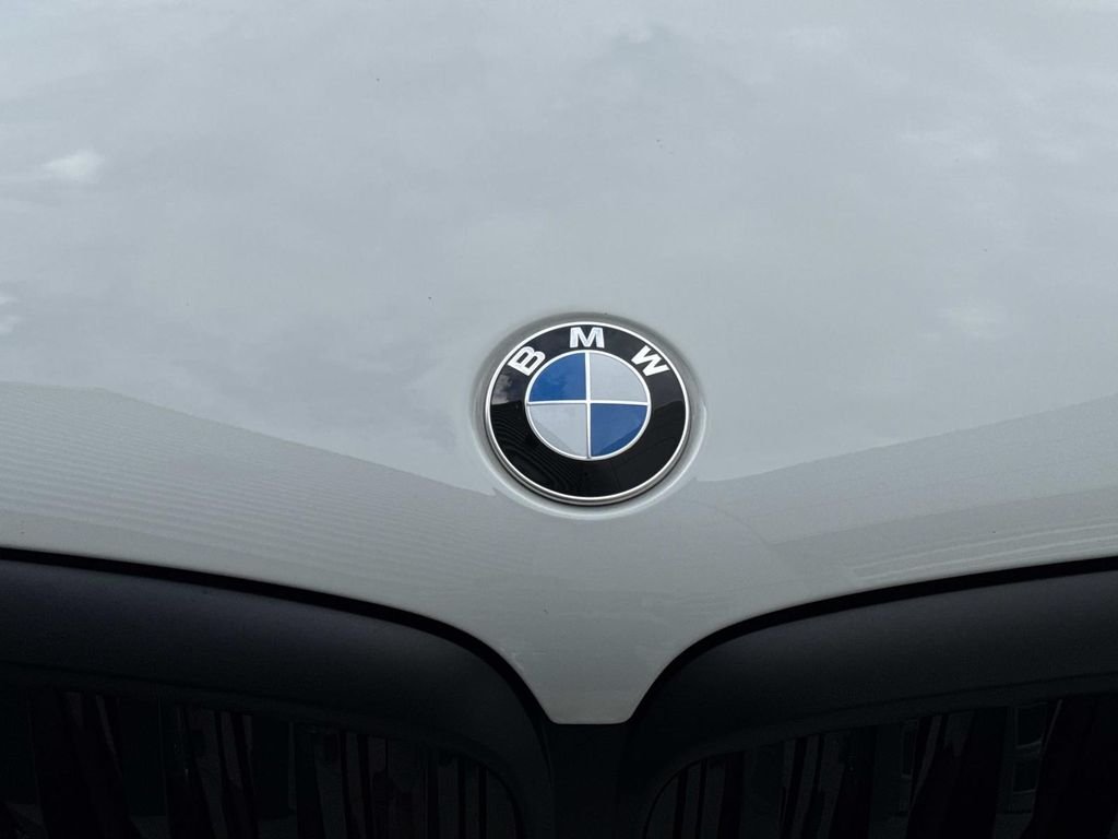 Used 2024 White BMW xDrive40i image 10