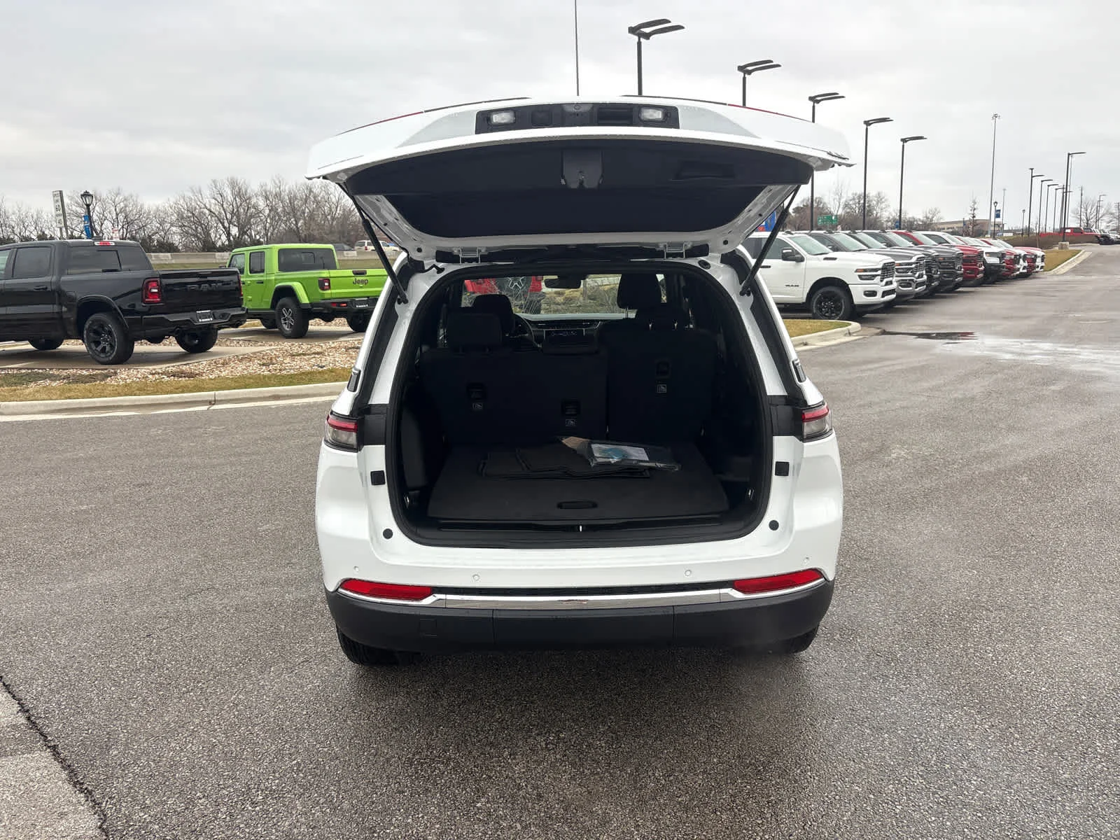New 2026 Bright White Clear-Coat Exterior Paint Jeep Laredo image 11