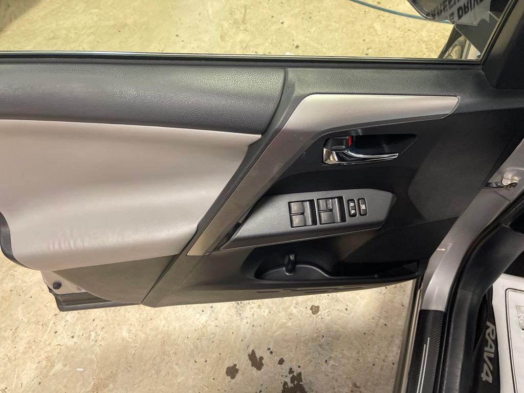 Used 2017 Silver Toyota XLE image 14