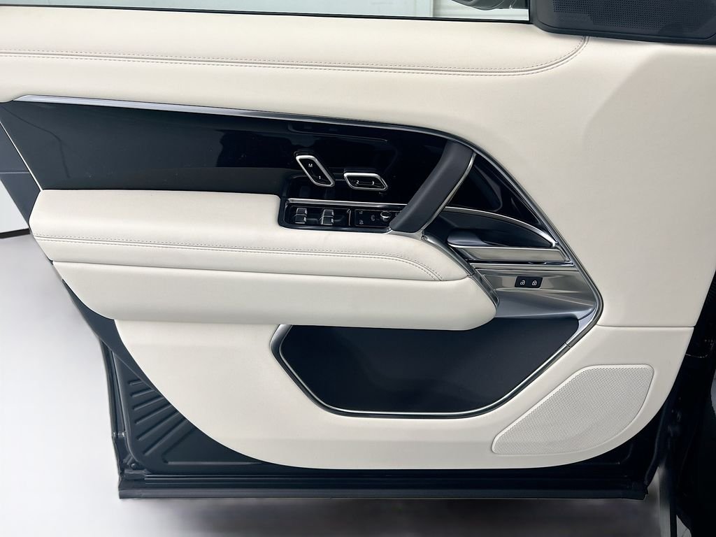 New 2026 Santorini Black Land Rover SE image 23