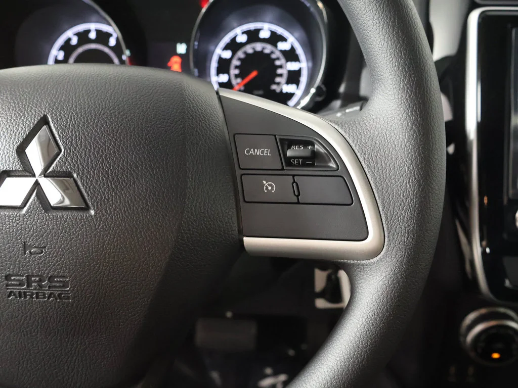 New 2027 Black Mitsubishi 2.0 ES AWC image 36