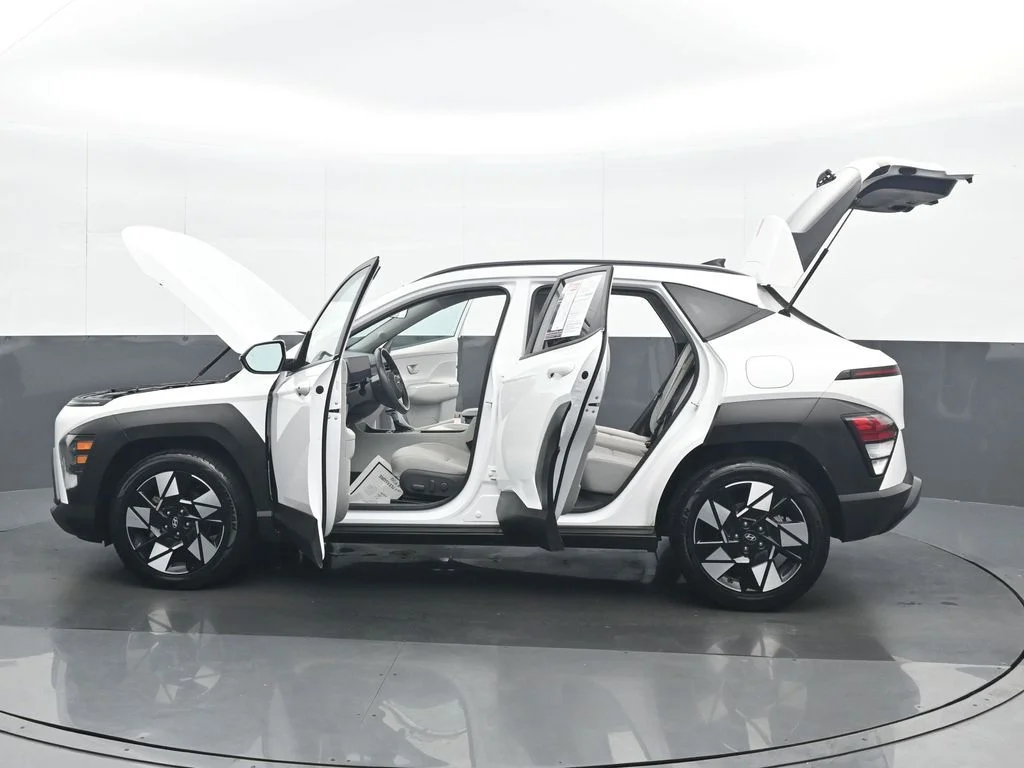 Used 2025 White Hyundai SEL image 38