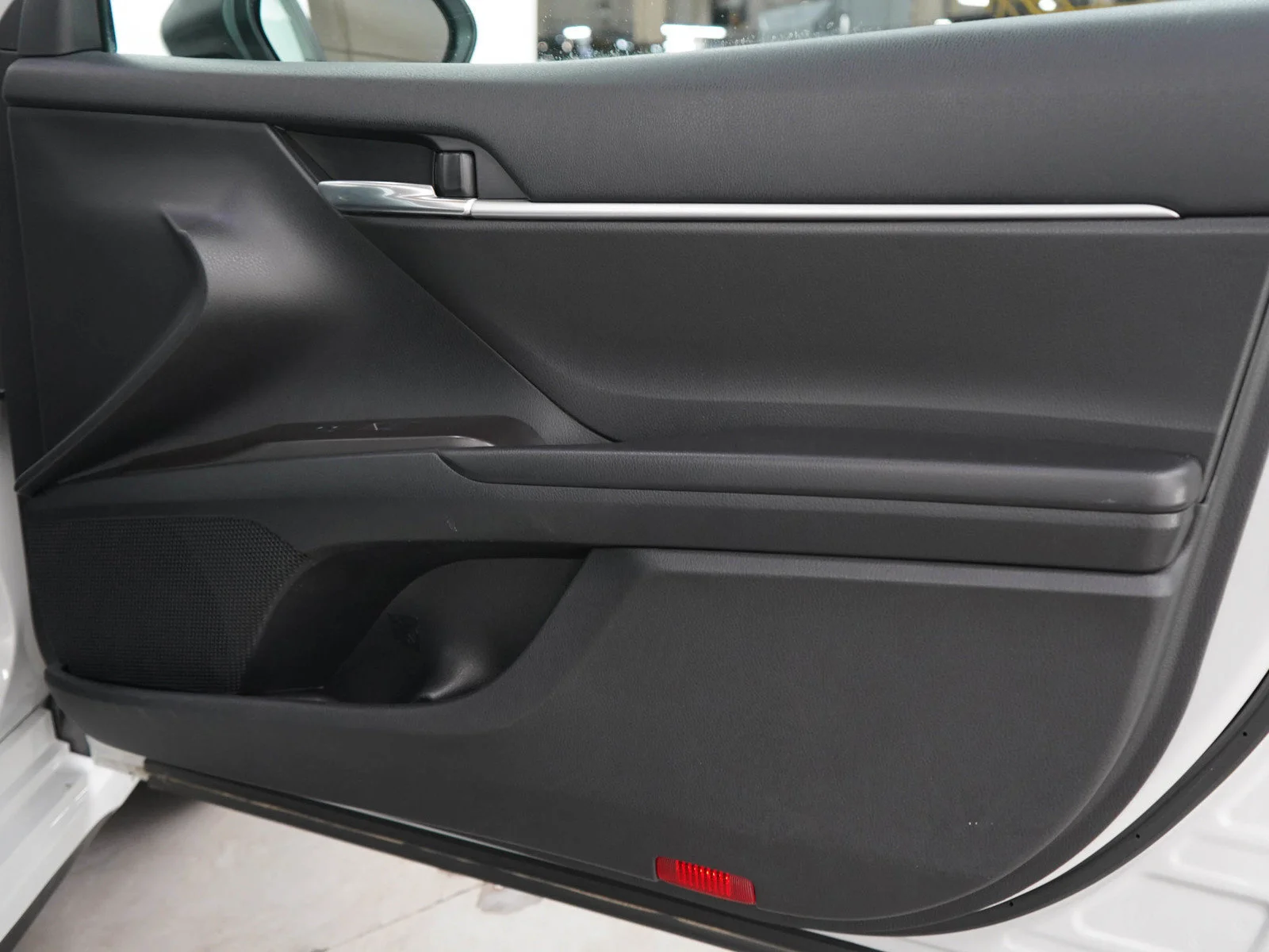 Used 2022  Toyota SE image 9