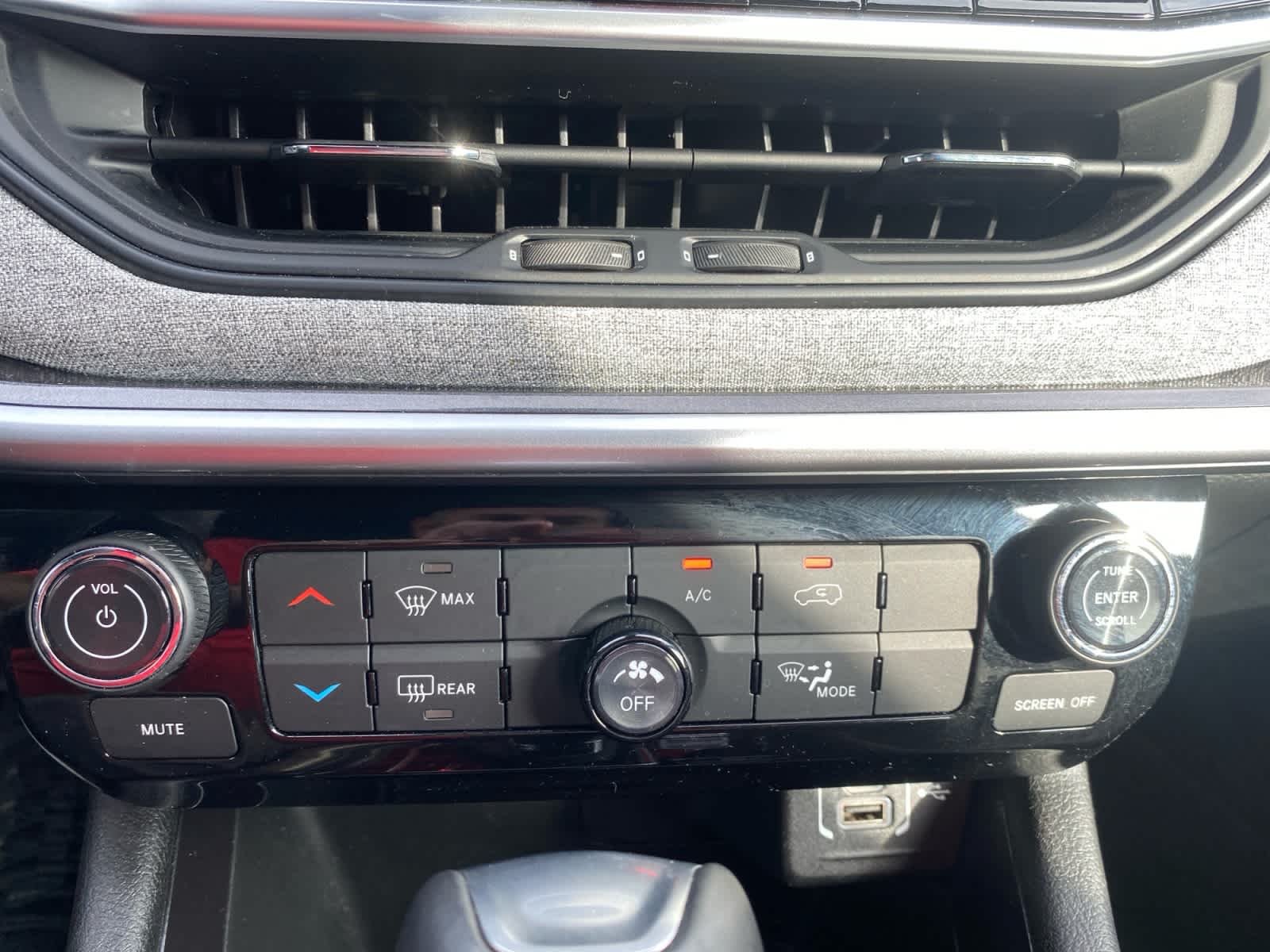 Used 2025 Red Hot Pearlcoat Jeep Latitude image 28