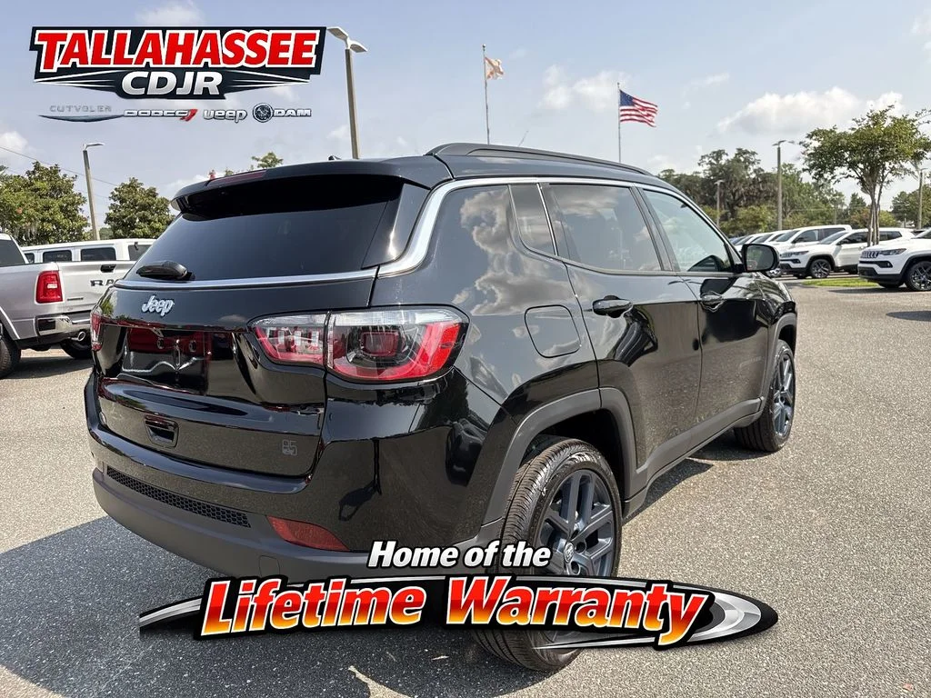 New 2026 Diamond Black Crystal Pearl-Coat Exterior Paint Jeep Latitude image 3