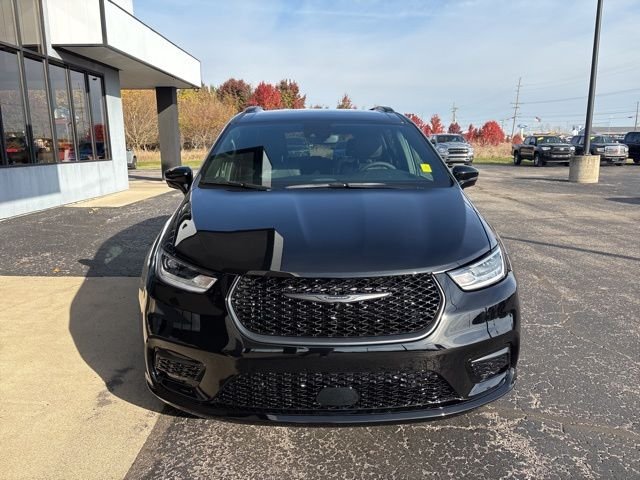New 2026 Diamond Black Crystal Pearl-Coat Exterior Paint Chrysler Select image 7